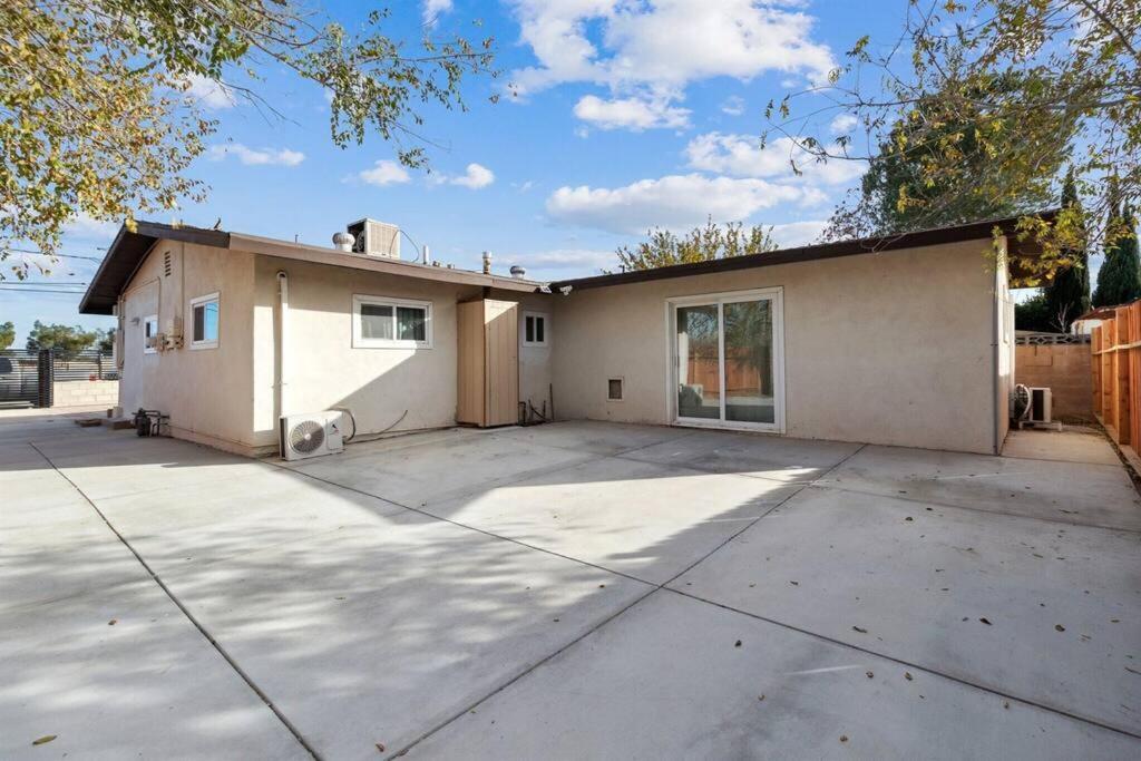 Modern City Ranch 3 Bdrm Family Home Access By Dirt Road Palmdale Kültér fotó