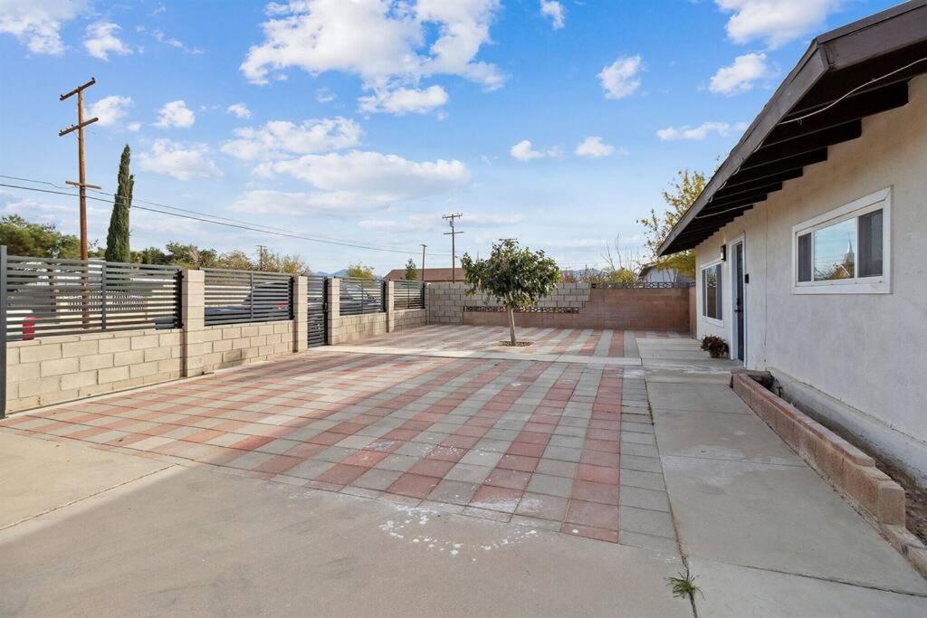 Modern City Ranch 3 Bdrm Family Home Access By Dirt Road Palmdale Kültér fotó