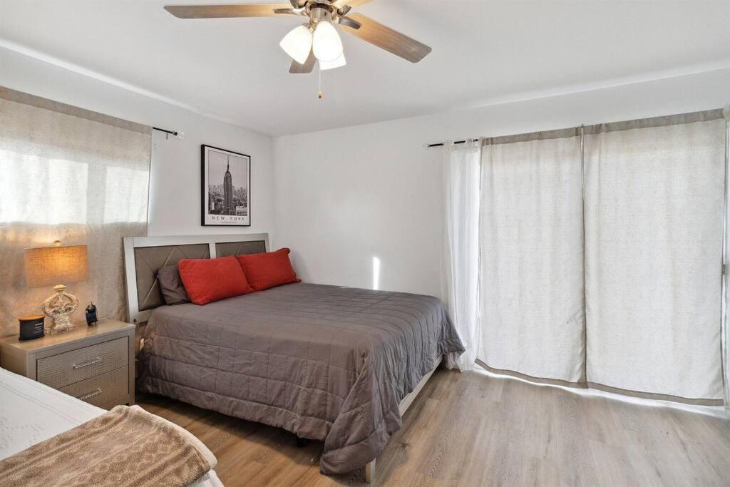 Modern City Ranch 3 Bdrm Family Home Access By Dirt Road Palmdale Kültér fotó