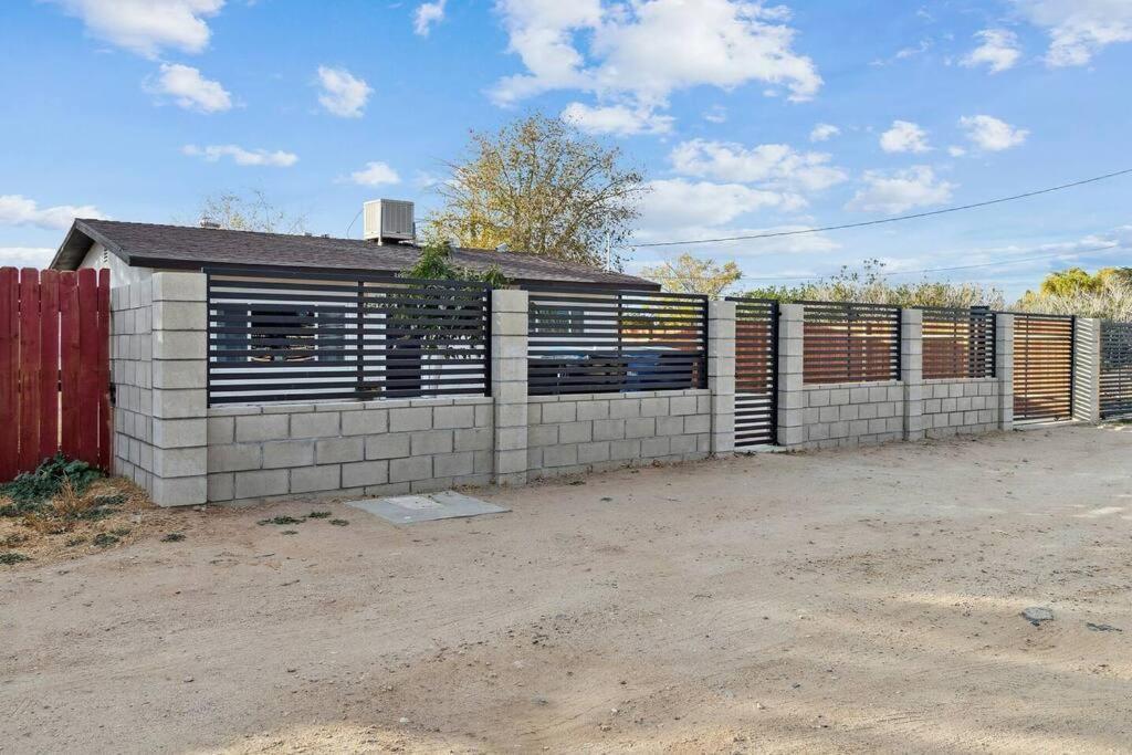 Modern City Ranch 3 Bdrm Family Home Access By Dirt Road Palmdale Kültér fotó